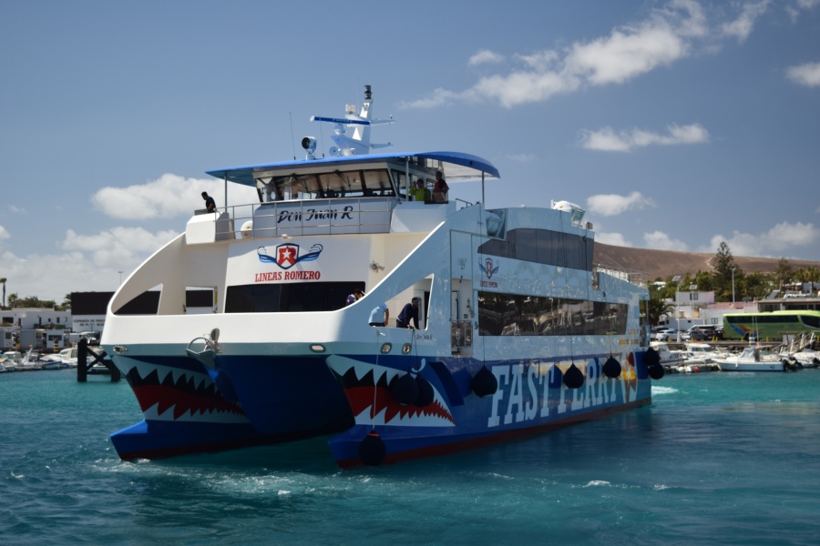 ferry-from-lanzarote-to-fuerteventura_4